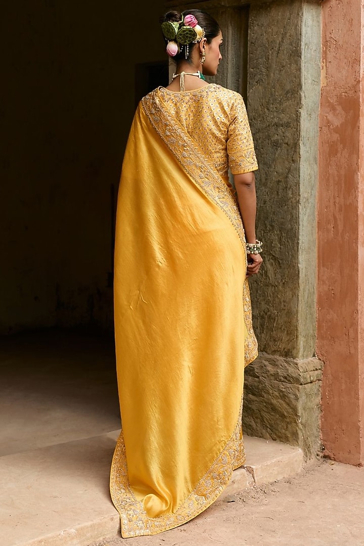Yellow Pure Silk Hand Embroidered Reception Saree Set by Vinita Bhansali at Pernia's Pop Up Shop