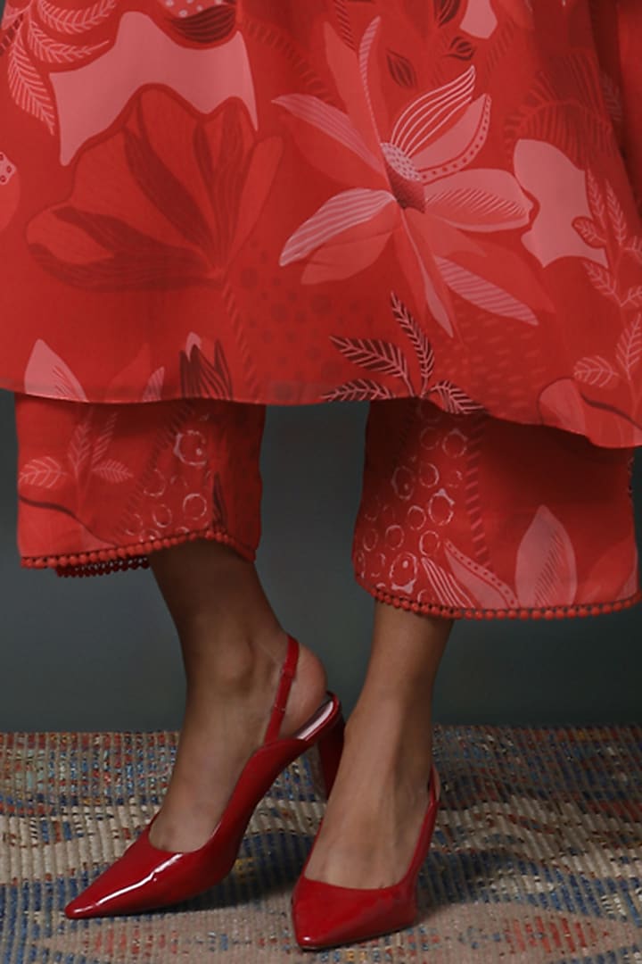 Red Luxury Georgette Embroidered Kurta Set by VINNY KHURANA OFFICIAL at Pernia's Pop Up Shop