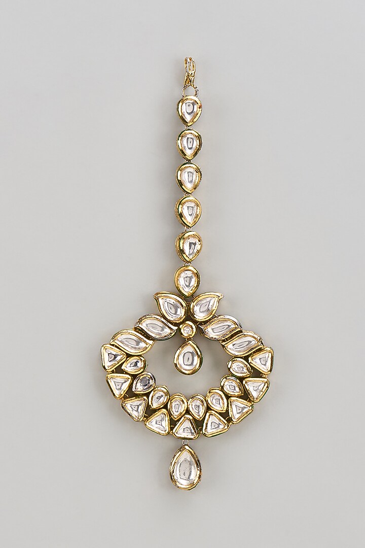 Gold Finish Kundan Polki Maangtikka by Vivinia By Vidhi Mehra at Pernia's Pop Up Shop