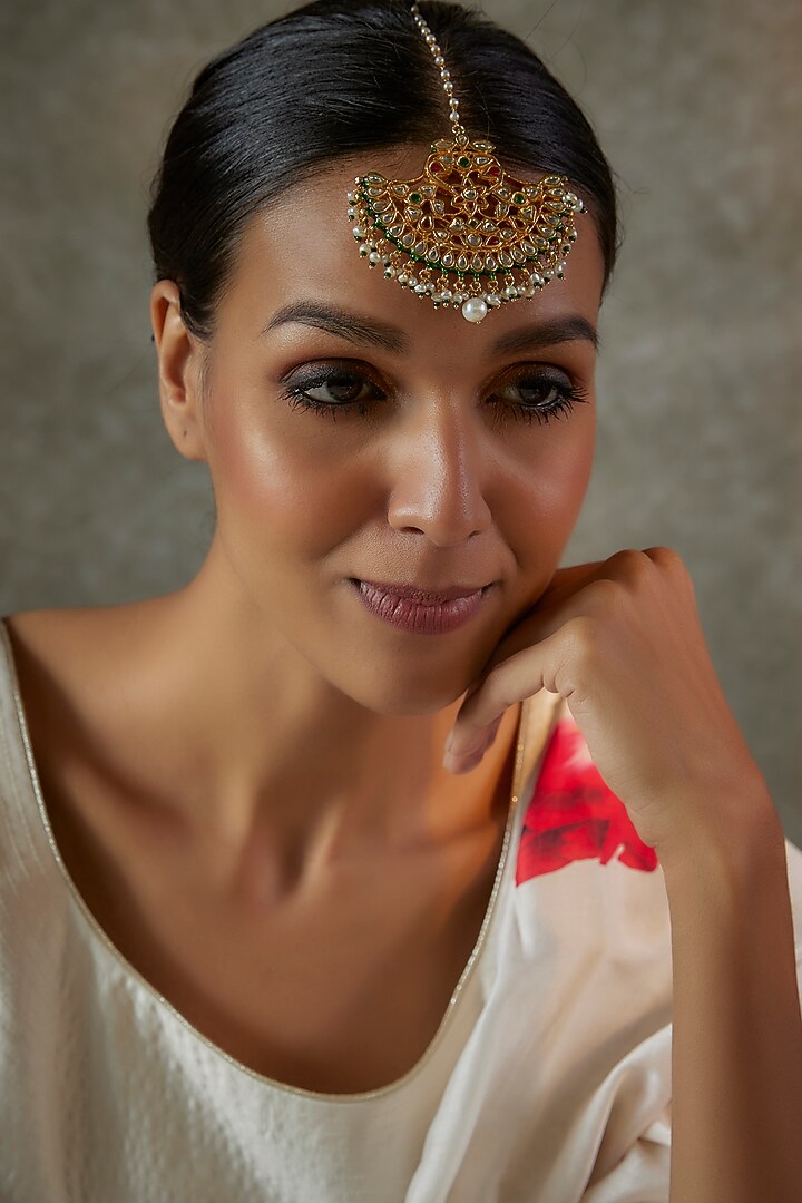 Gold Finish Green Kundan Polki Enameled Maangtikka by Vivinia By Vidhi Mehra at Pernia's Pop Up Shop