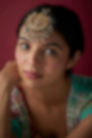 Gold Finish Green Kundan Polki Enameled Maangtikka by Vivinia By Vidhi Mehra at Pernia's Pop Up Shop