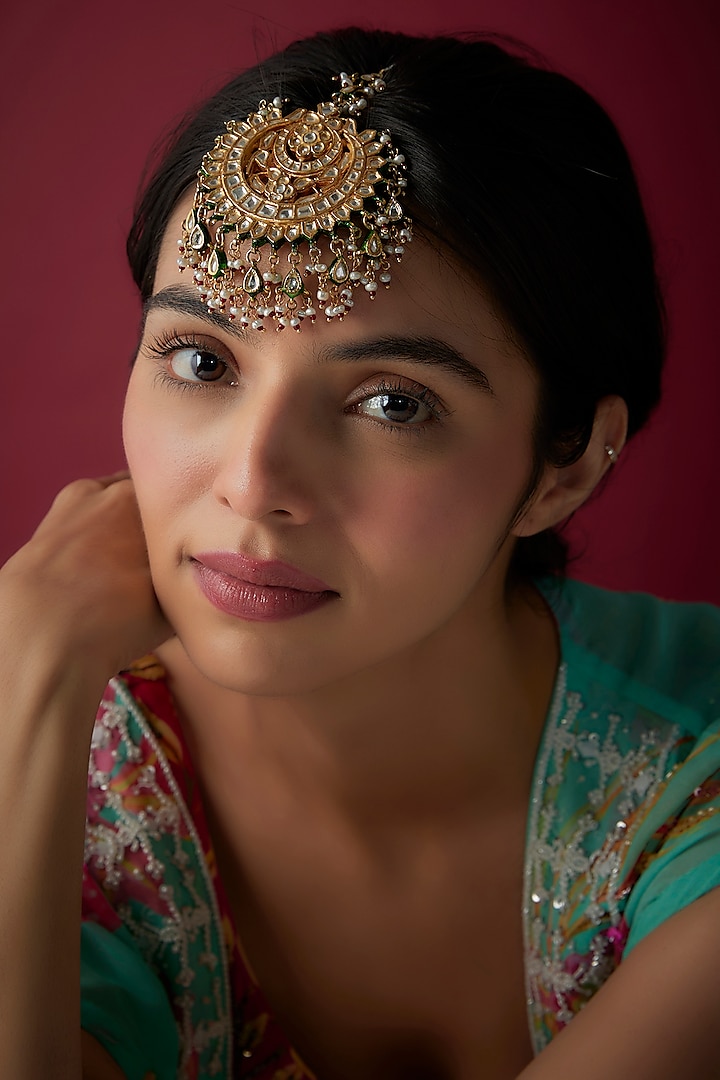 Gold Finish Green Kundan Polki Enameled Maangtikka by Vivinia By Vidhi Mehra at Pernia's Pop Up Shop