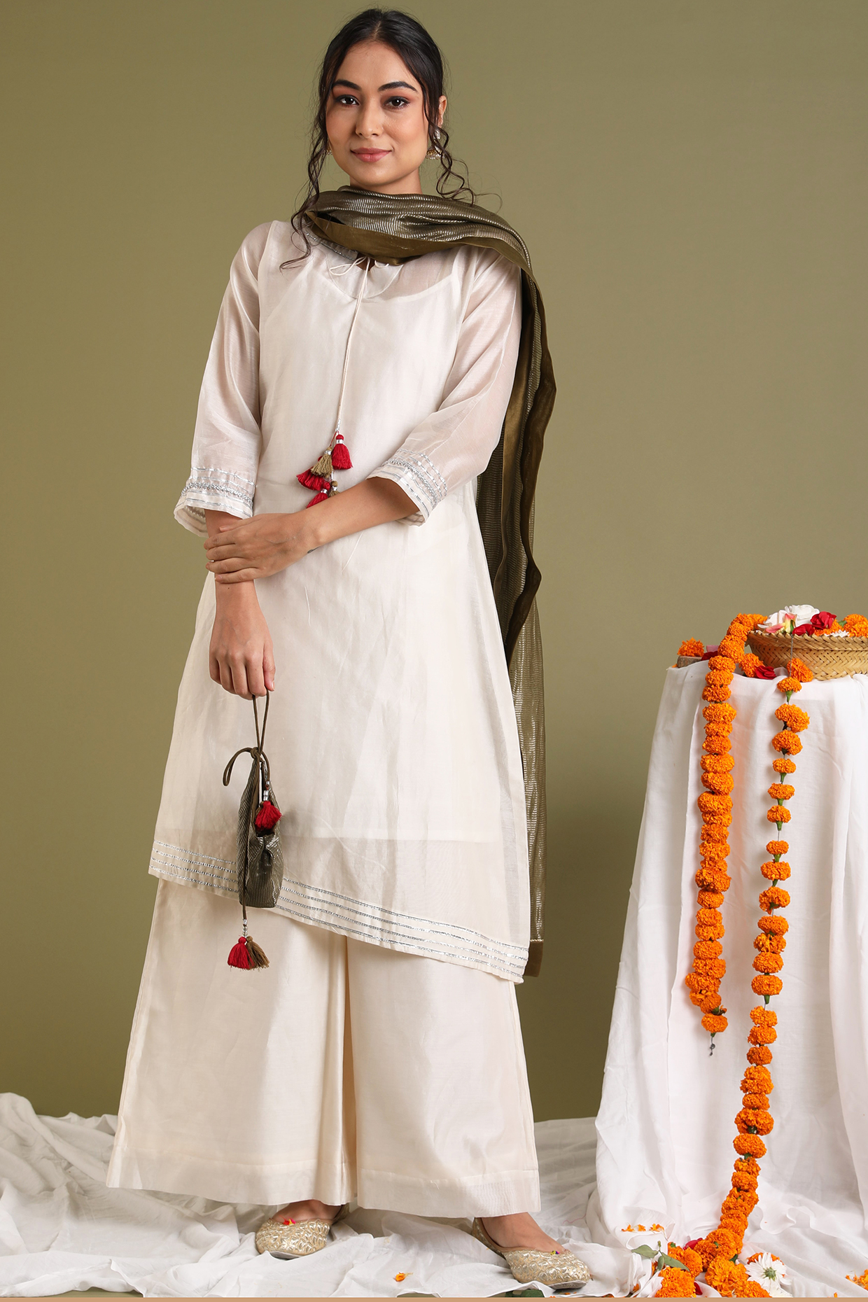 Off-White Chanderi Haandwoven Kurta Set by Vinusto
