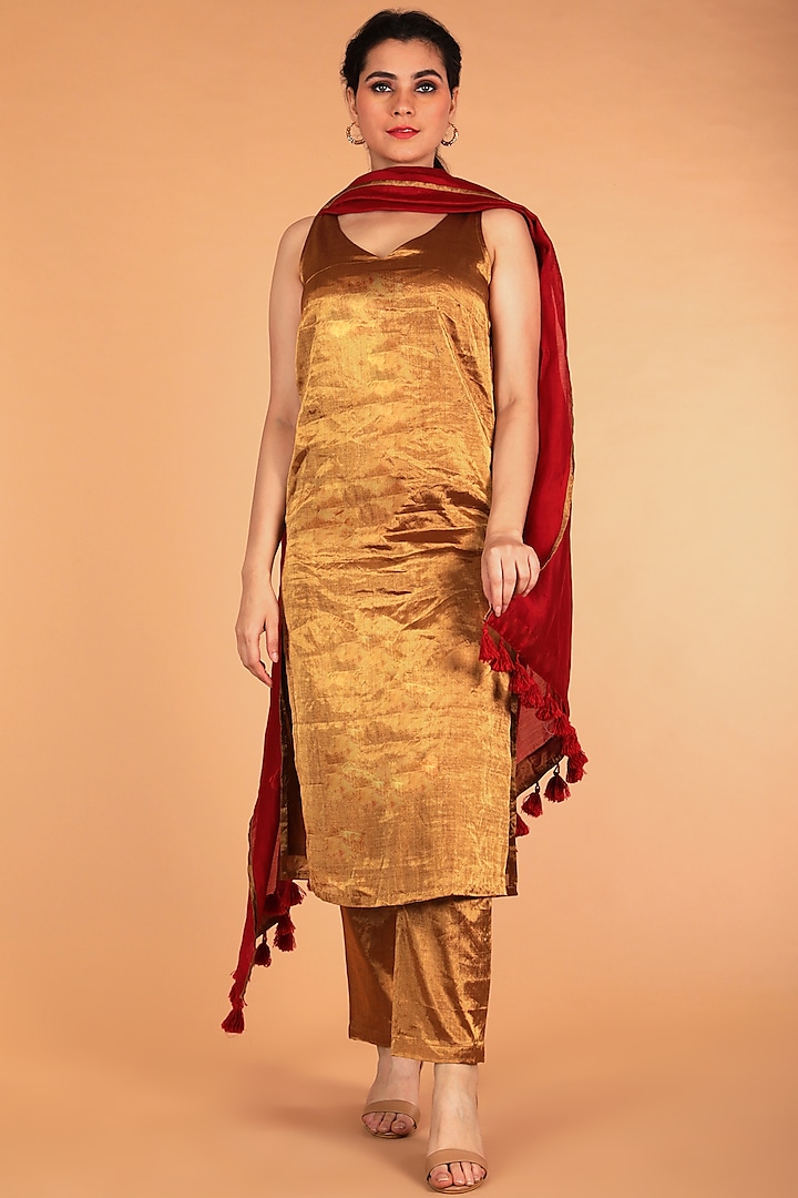 Gold Chanderi Handwoven Kurta Set by Vinusto