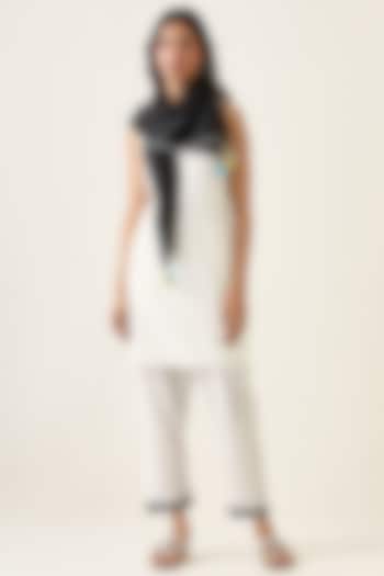 Off-White Cotton Cambric Kurta Set by Vinusto at Pernia's Pop Up Shop