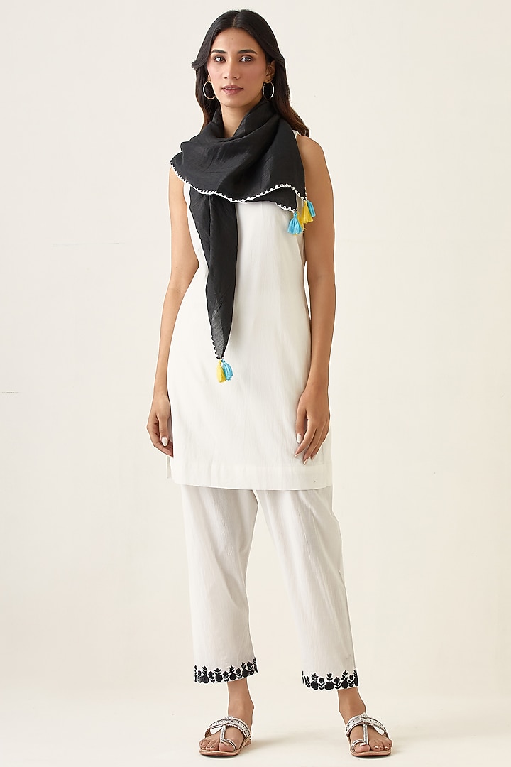 Off-White Cotton Cambric Kurta Set by Vinusto at Pernia's Pop Up Shop