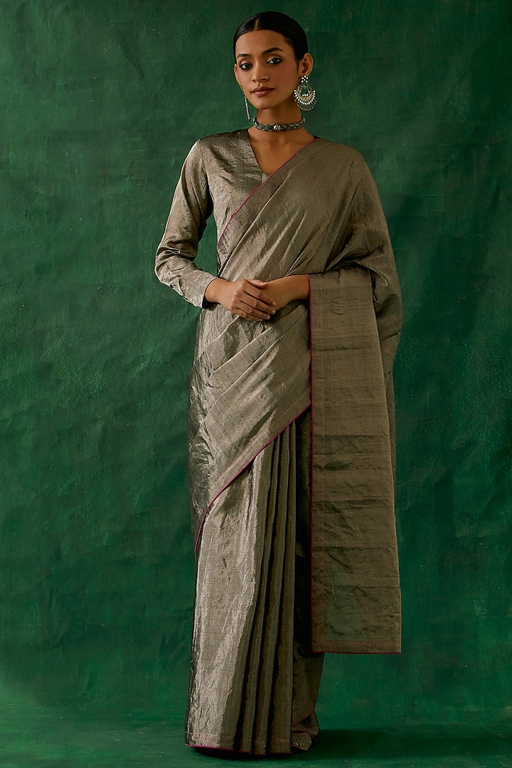 Silver Zari Silk Handcrafted Saree Set by Vinusto