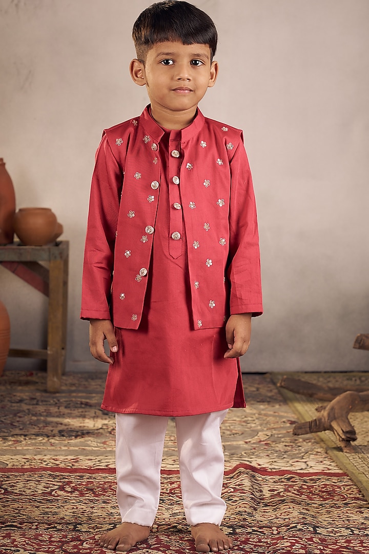Cherry Red Cotton Boota Hand Embroidered Bundi Jacket Set For Boys by Vivedkids