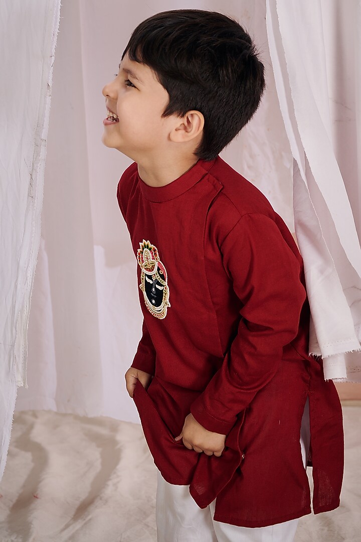 Maroon Linen Embrooidered Kurta Set For Boys by Vivedkids at Pernia's Pop Up Shop