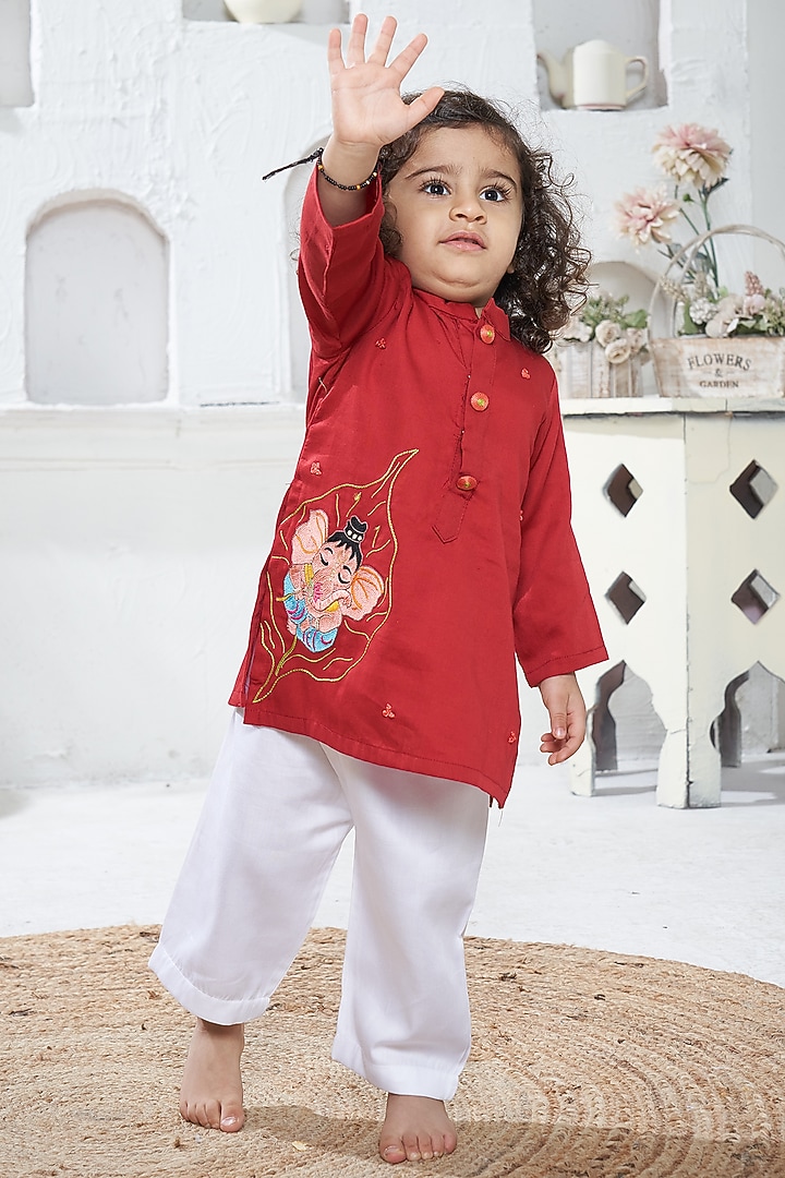 Red Cotton Ganpati Kurta Set For Boys by Vivedkids at Pernia's Pop Up Shop