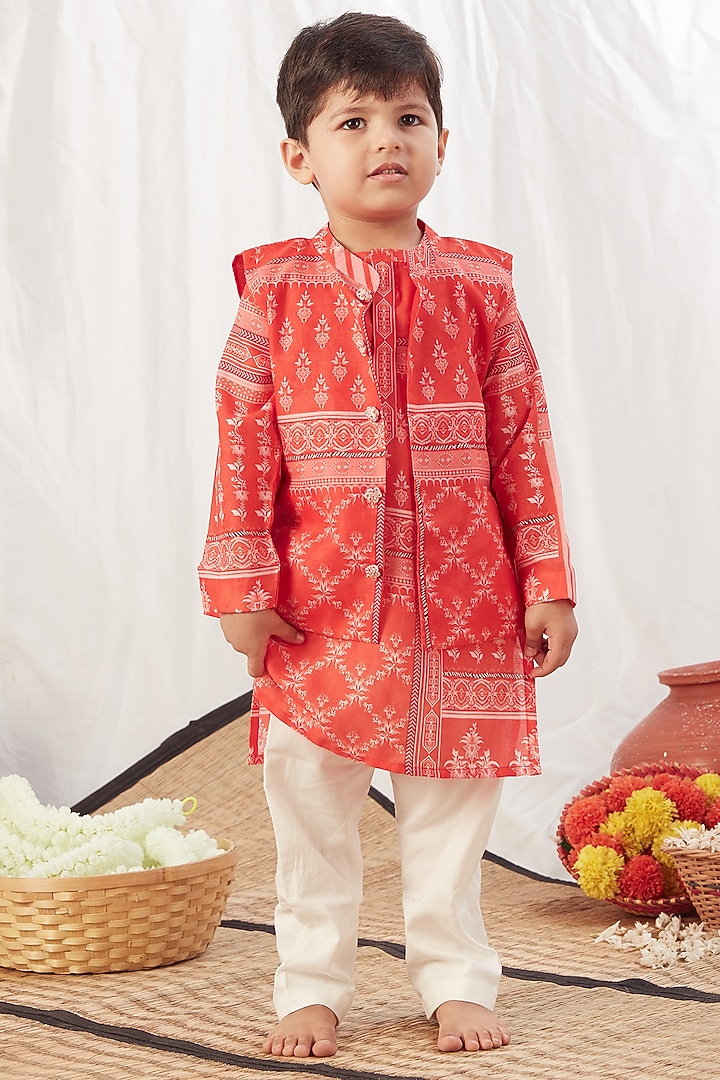 Red Cotton Printed Bundi Jacket Set For Boys by Vivedkids at Pernia's Pop Up Shop