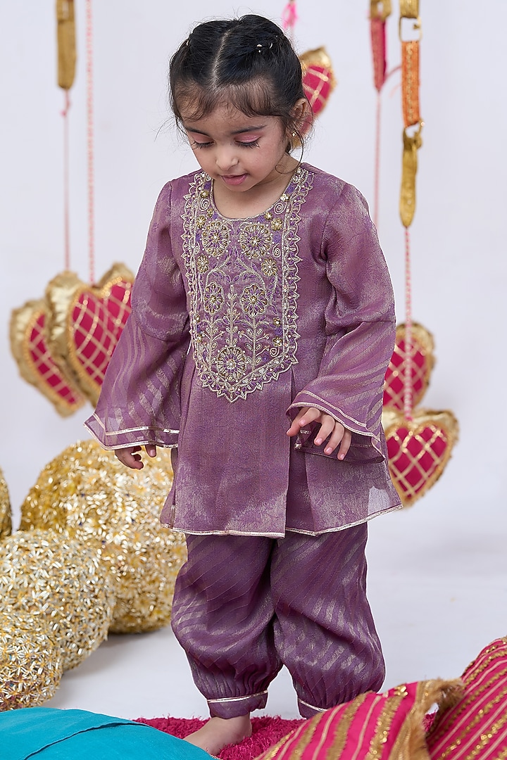 Purple Tissue handwork Kurta Set For Girls by Vivedkids at Pernia's Pop Up Shop