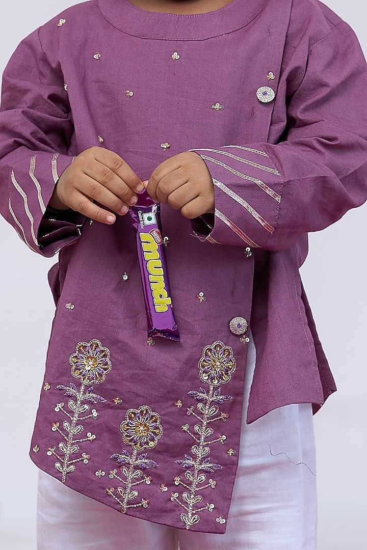 Purple Cotton Handwork Kurta Set For Boys by Vivedkids at Pernia's Pop Up Shop