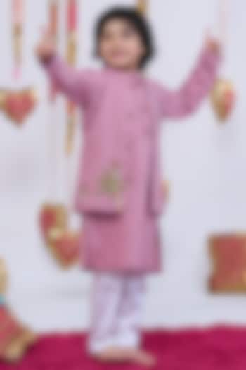 Light Pink Cotton Hand Embroidered Bundi Jacket Set For Boys by Vivedkids at Pernia's Pop Up Shop