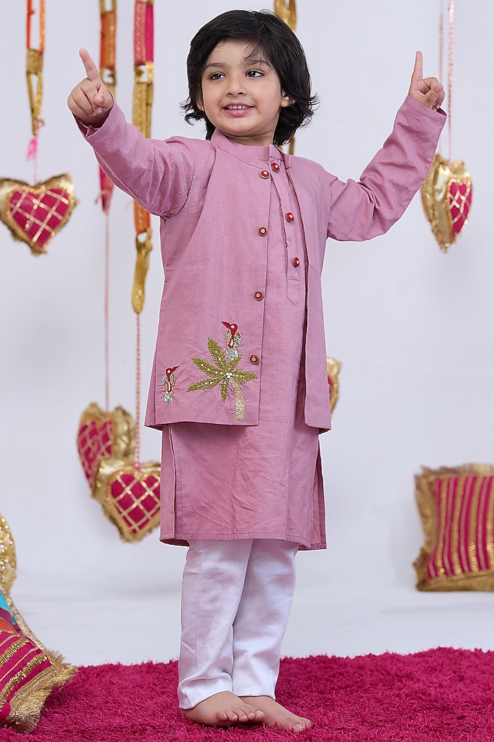 Light Pink Cotton Hand Embroidered Bundi Jacket Set For Boys by Vivedkids at Pernia's Pop Up Shop