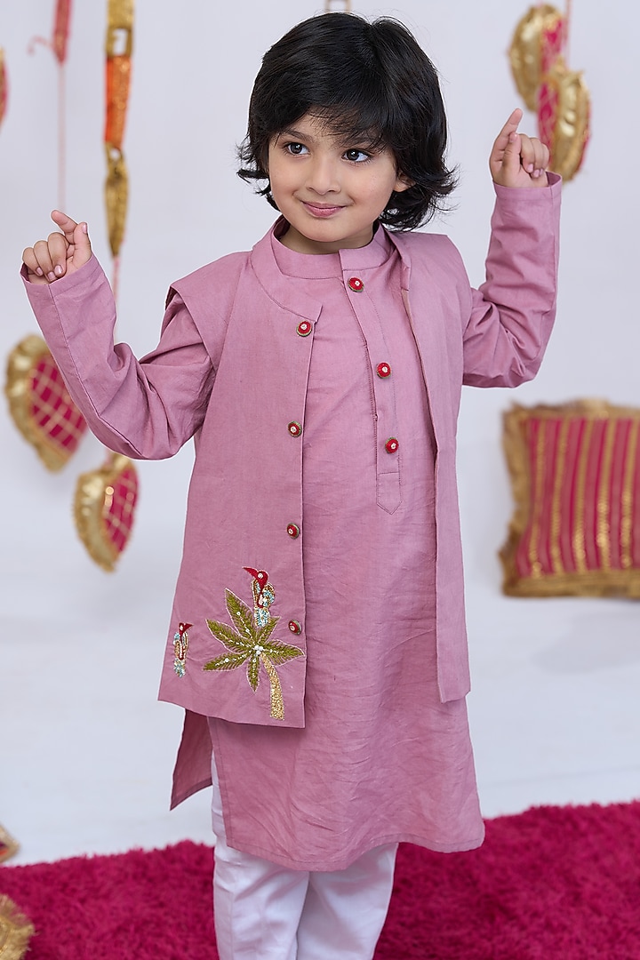 Light Pink Cotton Hand Embroidered Bundi Jacket Set For Boys by Vivedkids at Pernia's Pop Up Shop