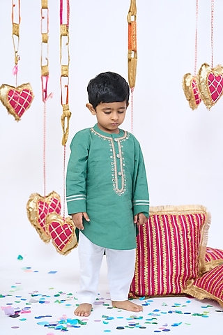 Green Cotton Hand Embroidered Kurta Set For Boys by Vivedkids