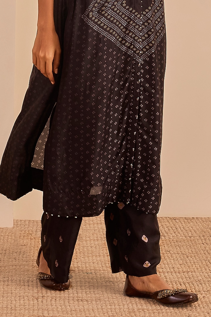 Black Vasansi Silk Bandhani Printed Kurta Set by Vasansi Jaipur at Pernia's Pop Up Shop