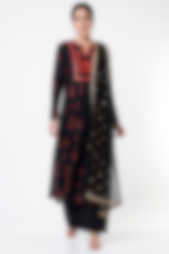 Black Resham Embroidered Kurta Set by Vikram Phadnis at Pernia's Pop Up Shop