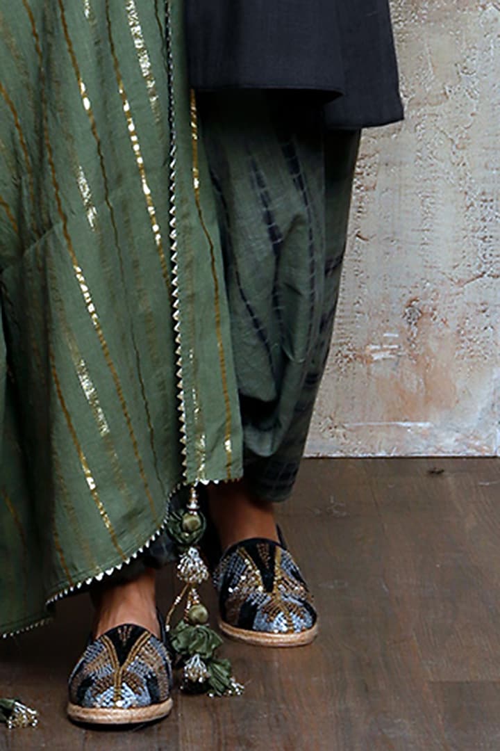 Dark Grey Applique Embroidered Kurta Set by Vikram Phadnis at Pernia's Pop Up Shop