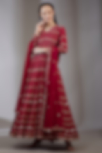 Fuchsia Embroidered Kurta Set by Varun Nidhika at Pernia's Pop Up Shop