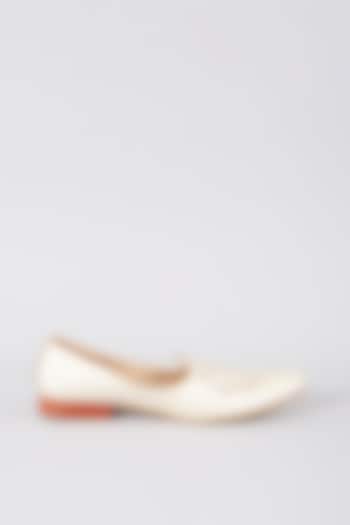 Cream Silk & Leather Embroidered Mojari Shoes by Vanshik at Pernia's Pop Up Shop