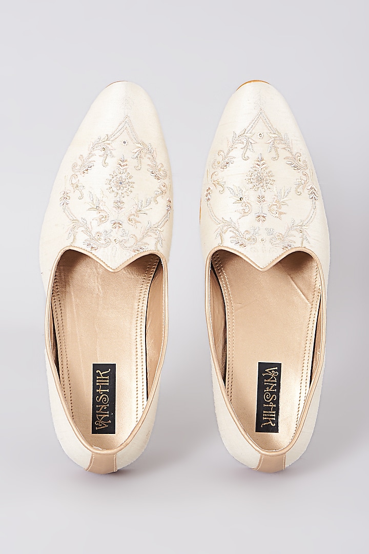 Cream Silk Leather Embroidered Mojari Shoes by Vanshik at Pernia's Pop Up  Shop