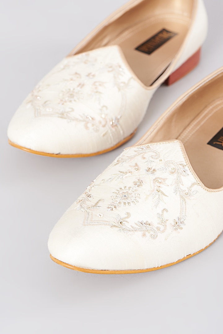 Cream Silk & Leather Embroidered Mojari Shoes by Vanshik at Pernia's Pop Up Shop