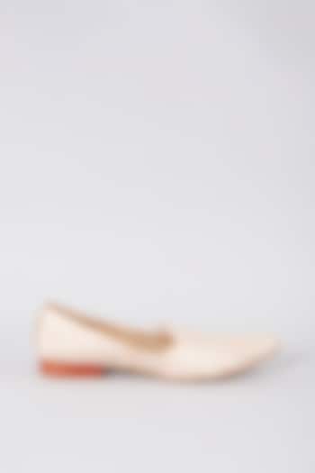 Peach Silk & Leather Embroidered Mojari Shoes by Vanshik at Pernia's Pop Up Shop