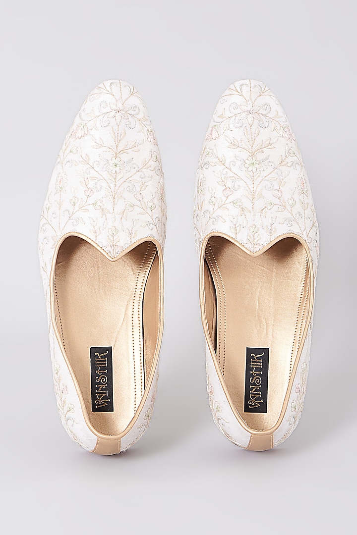 Ivory Embroidered Mojdi Shoes by Vanshik at Pernia's Pop Up Shop 2025