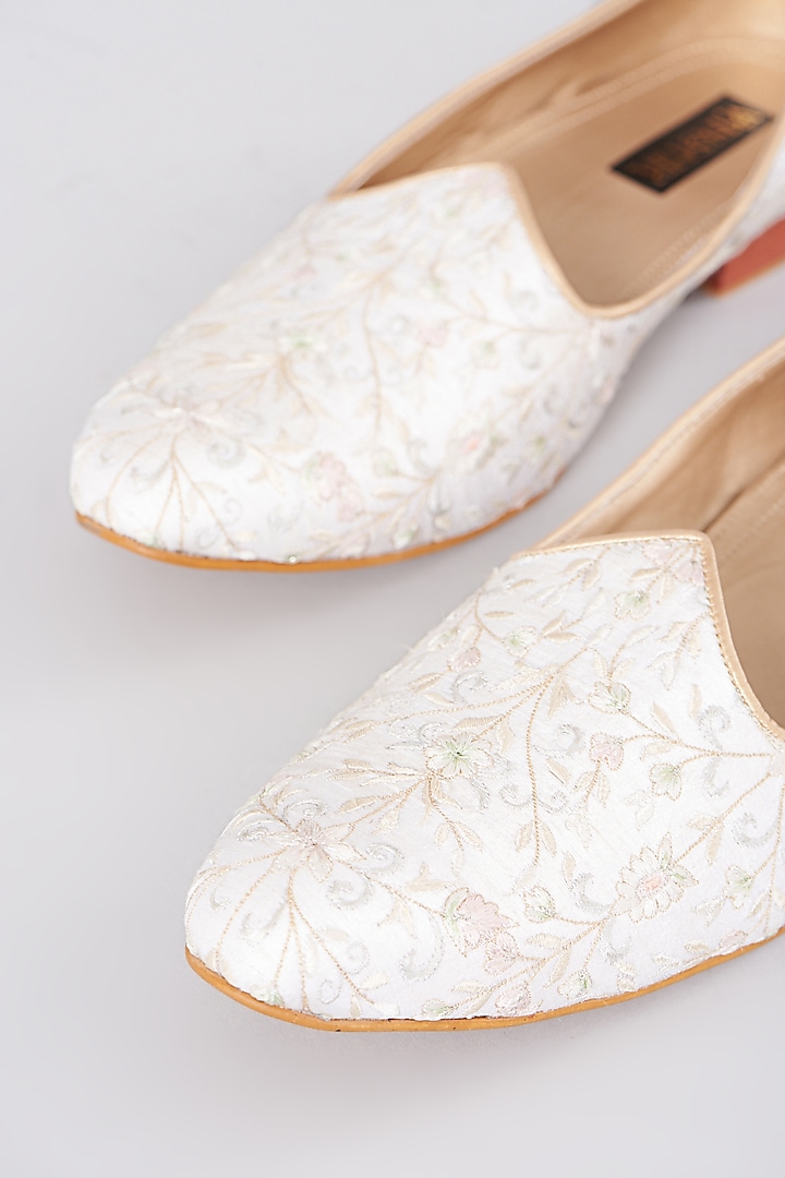 Ivory Embroidered Mojdi Shoes by Vanshik at Pernia's Pop Up Shop 2025