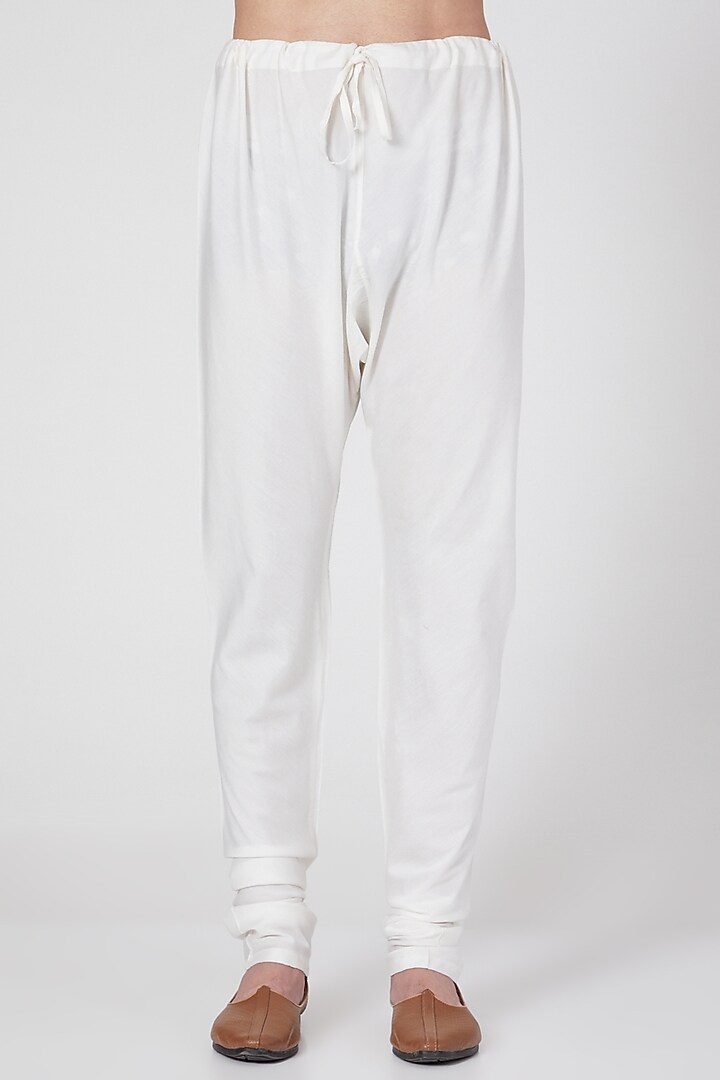 White Kurta Set With Butti Work by Vanshik at Pernia's Pop Up Shop