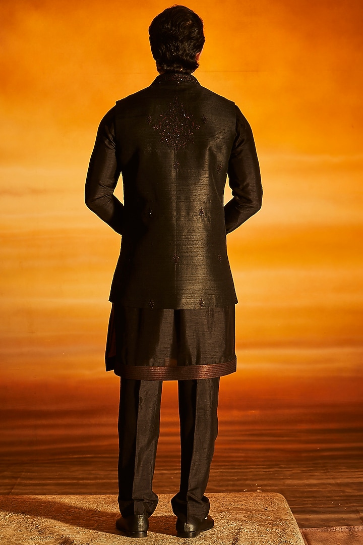 Black Silk Embroidered Bundi Set by Vanshik at Pernia's Pop Up Shop