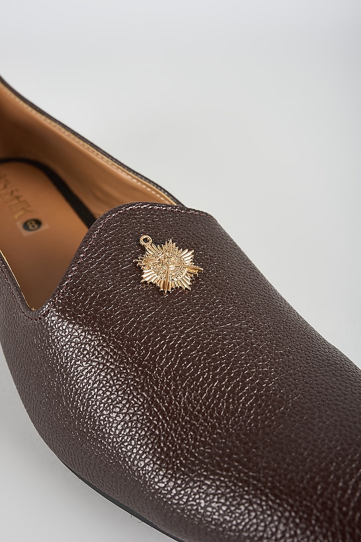 Brown Leather Mojaris by Vanshik at Pernia's Pop Up Shop