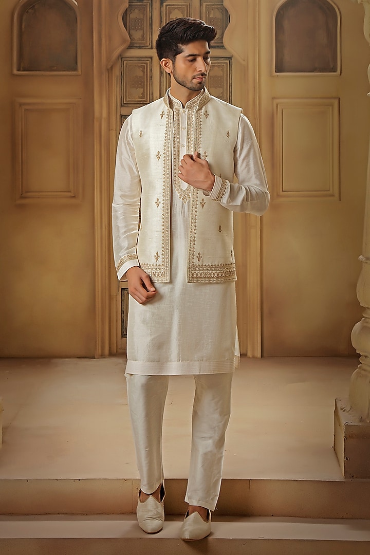 Pearl White Raw Silk Tilla Embroidered Bundi Jacket Set by Vanshik