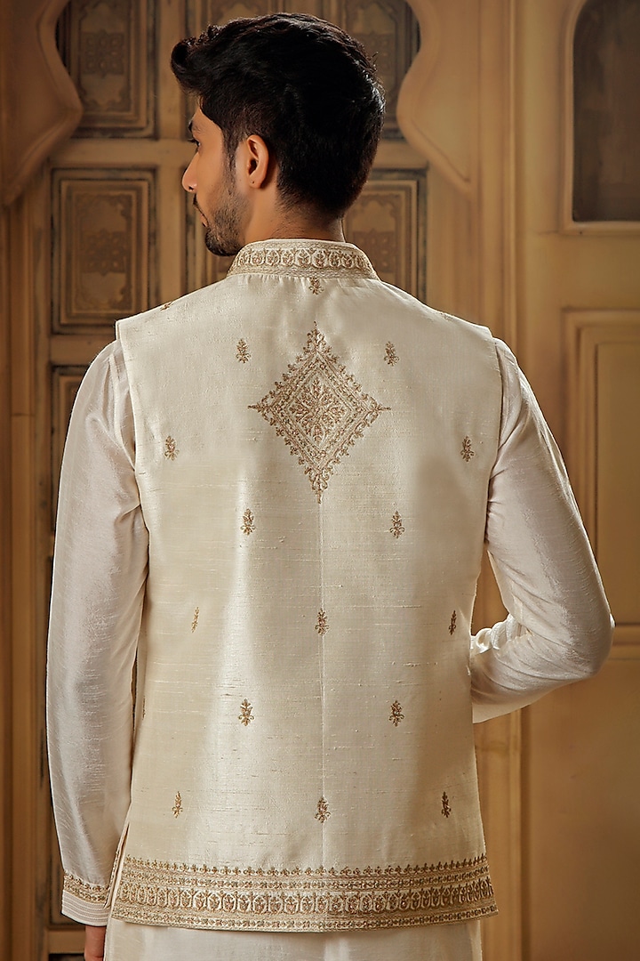 Pearl White Raw Silk Tilla Embroidered Bundi Jacket Set by Vanshik at Pernia's Pop Up Shop