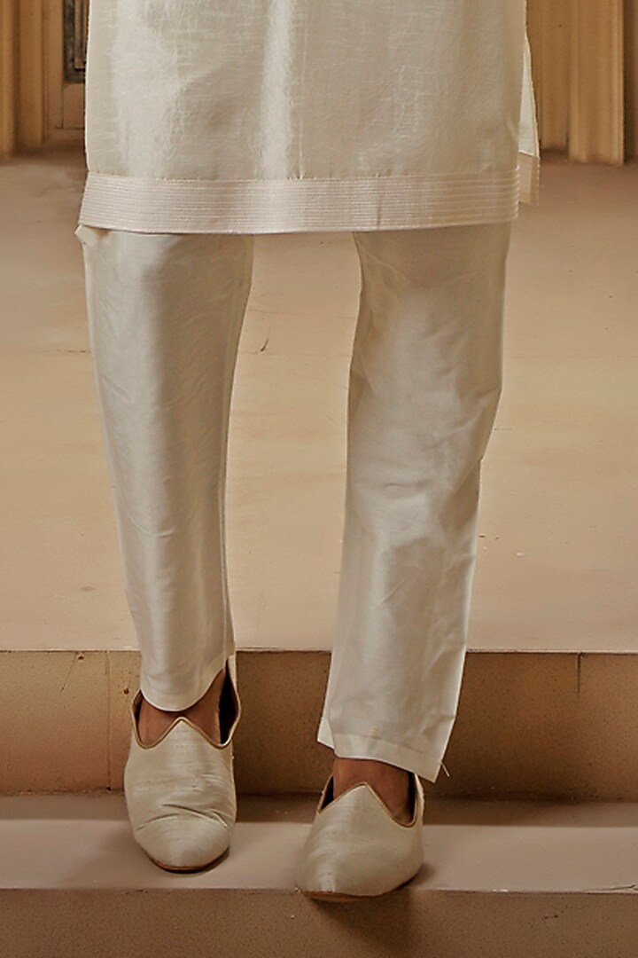 Pearl White Raw Silk Tilla Embroidered Bundi Jacket Set by Vanshik at Pernia's Pop Up Shop