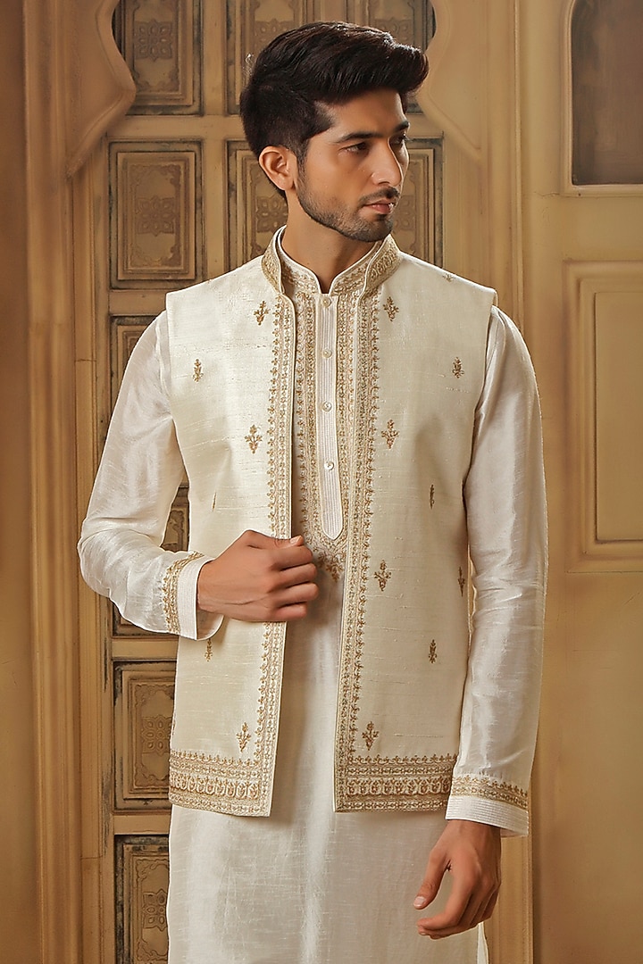 Pearl White Raw Silk Tilla Embroidered Bundi Jacket Set by Vanshik at Pernia's Pop Up Shop