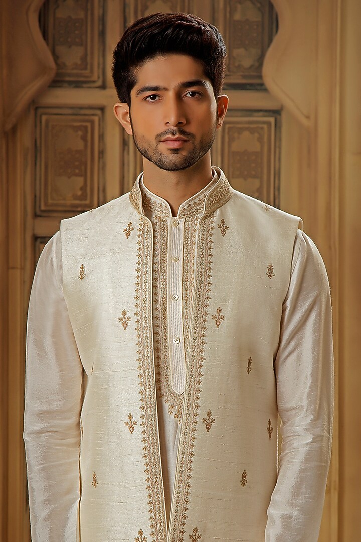 Pearl White Raw Silk Tilla Embroidered Bundi Jacket Set by Vanshik at Pernia's Pop Up Shop