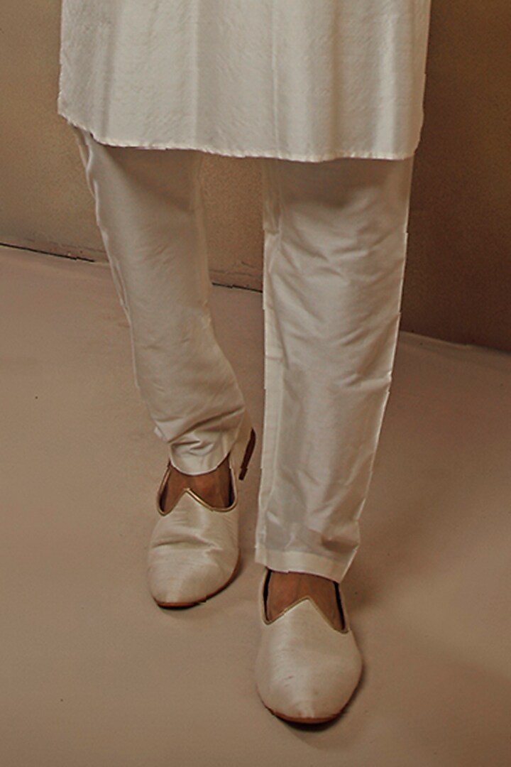 Pearl White Spun Silk Resham Embroidered Bundi Jacket Set by Vanshik at Pernia's Pop Up Shop