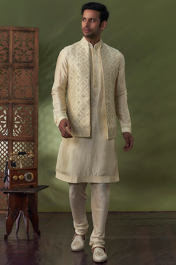 Pearl White Raw Silk Metallic Thread Embroidered Bundi Set by Vanshik at Pernia's Pop Up Shop