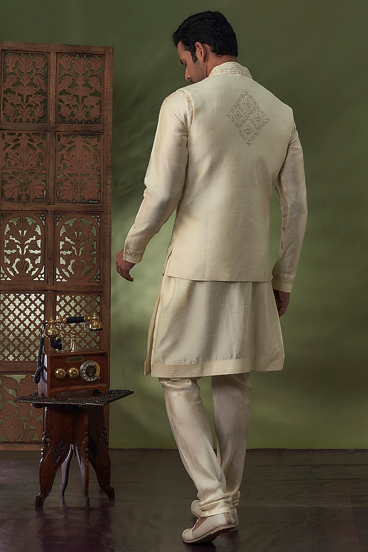 Pearl White Raw Silk Metallic Thread Embroidered Bundi Set by Vanshik at Pernia's Pop Up Shop