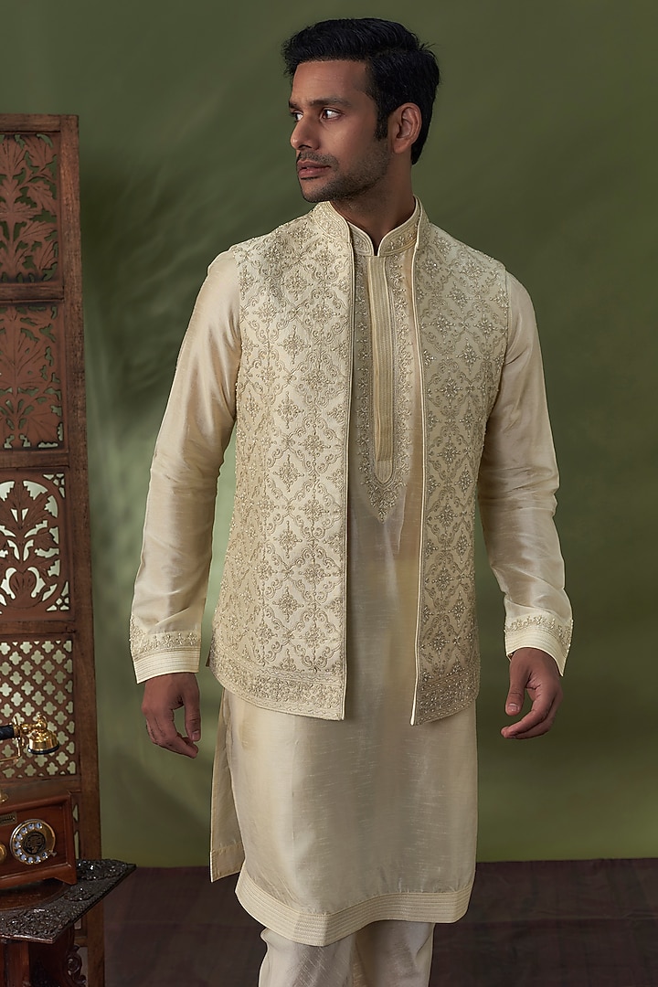 Pearl White Raw Silk Metallic Thread Embroidered Bundi Set by Vanshik at Pernia's Pop Up Shop