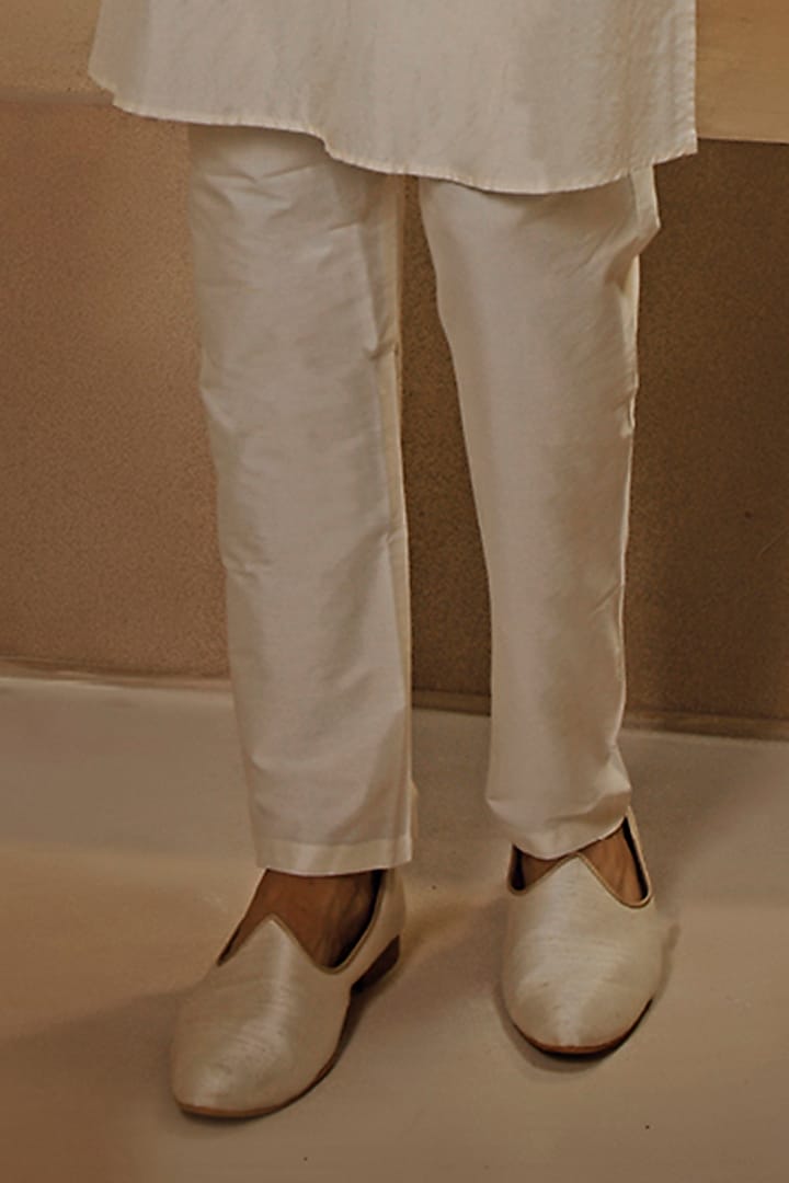 Pearl White Spun Silk Embroidered Bundi Jacket Set by Vanshik at Pernia's Pop Up Shop