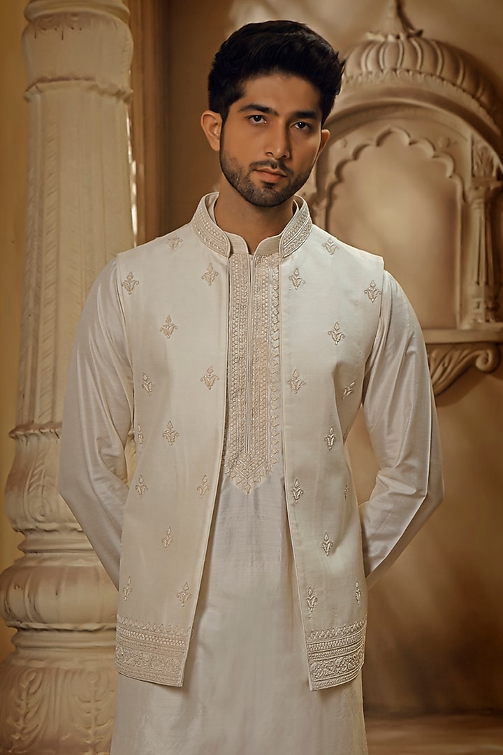 Pearl White Spun Silk Embroidered Bundi Jacket Set by Vanshik at Pernia's Pop Up Shop