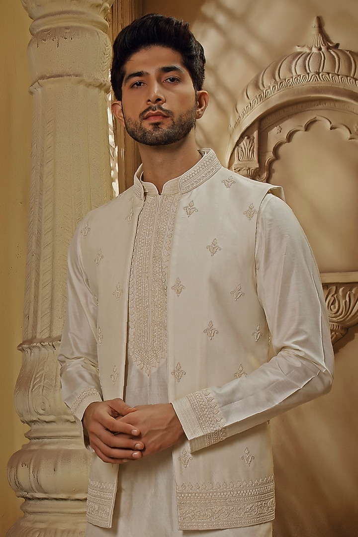 Pearl White Spun Silk Embroidered Bundi Jacket Set by Vanshik at Pernia's Pop Up Shop