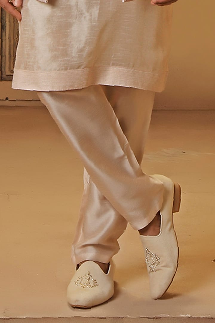 Pink Raw Silk Thread Embroidered Bundi Jacket Set by Vanshik at Pernia's Pop Up Shop