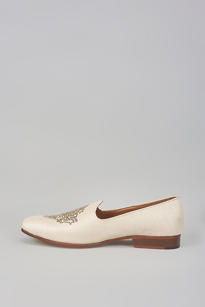 Pearl White Raw Silk Motif Embroidered Mojaris by Vanshik at Pernia's Pop Up Shop