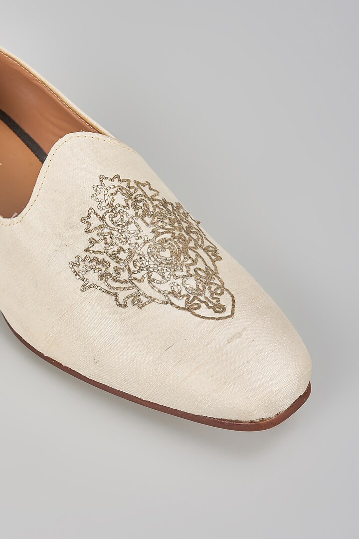 Pearl White Raw Silk Motif Embroidered Mojaris by Vanshik at Pernia's Pop Up Shop