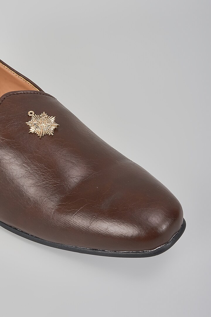 Brown Leather Mojaris by Vanshik at Pernia's Pop Up Shop